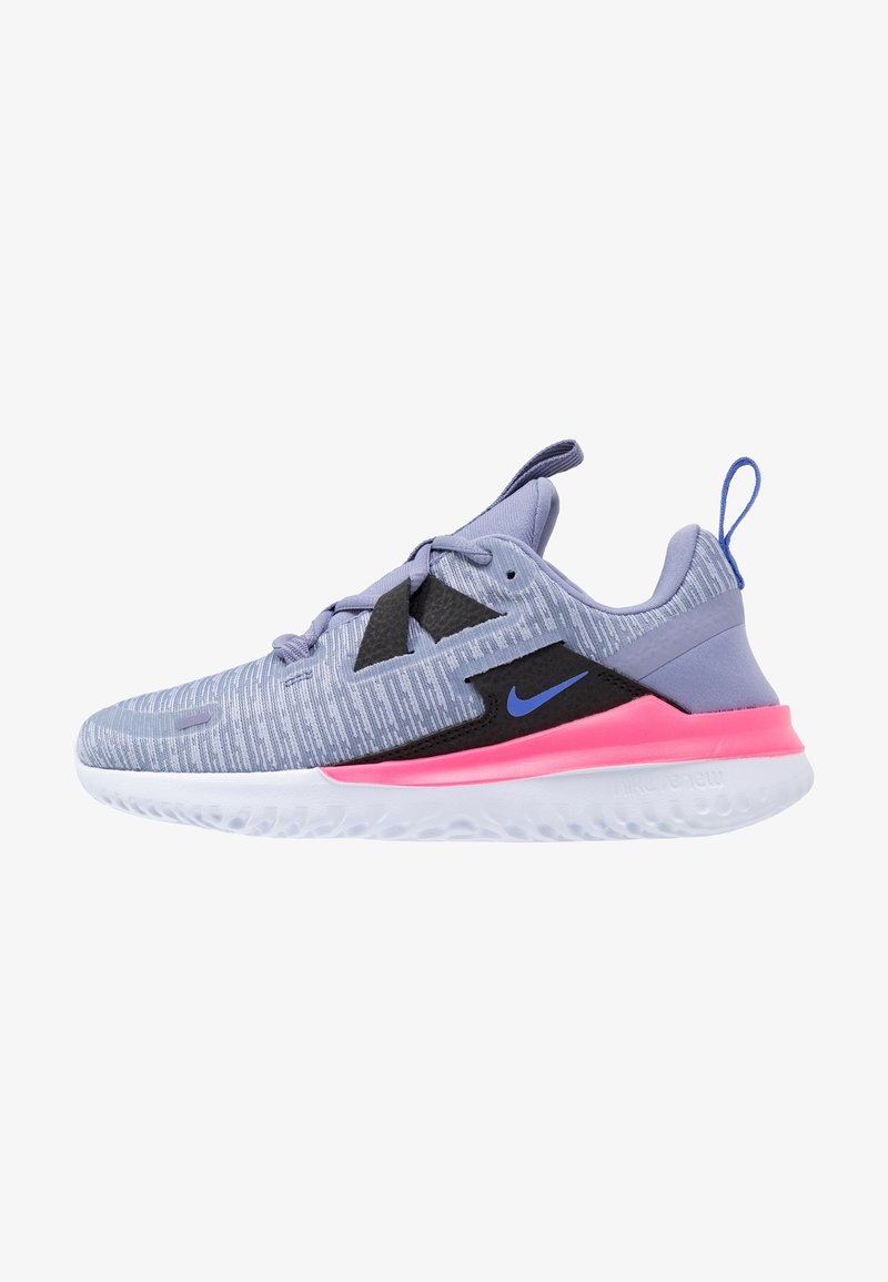 Zapatilla deportiva de color púrpura claro con parte superior texturizada, detalles en negro, suela rosa y logo azul. Presenta un cierre con cordones y una lengüeta en la parte trasera.