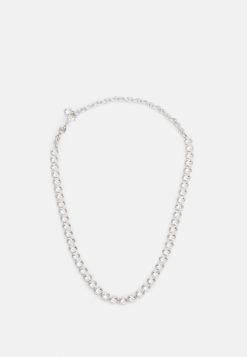 Collar de cadena de plata con gemas redondas y transparentes en un patrón simétrico. La cadena es suave, con un acabado brillante y un cierre seguro.