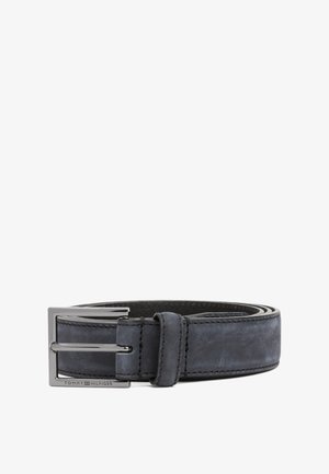 Ceinture en cuir gris foncé avec une finition lisse, dotée d'une boucle en métal argenté et de subtils accents de couture.
