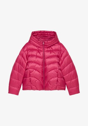 Pink polstret jakke med hætte, lynlås foran og vandrette sømme, vist fladt på en hvid baggrund.