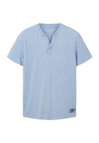 T-shirt à manches courtes bleu clair en tissu doux, avec un col henley boutonné et une petite étiquette de logo sur le bas devant.