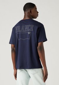 Levi's® FOOTBALL FAN TEE UNISEX - Marškinėliai su spaudiniu - navy blazer
