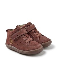 Scarpe in suede marrone con un motivo a stelle, dotate di una fascia in velcro e suole in gomma texturizzata. Design alla caviglia con dettagli cuciti.