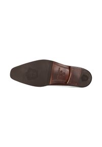 Suola di una scarpa elegante in pelle marrone con loghi impressi e dettagli di cucitura, che mostra le sezioni del tacco e della punta su sfondo bianco.