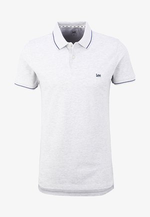 Polo grigio chiaro con una texture morbida, dotato di una chiusura con due bottoni, dettagli blu navy su colletto e maniche, e un piccolo logo.