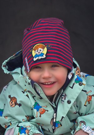 Vaalean mintunvihreä sadetakki, jossa on sarjakuvahahmoja, sekä tummansininen ja punainen raitapipo, jossa on hahmopatch, pehmeä rakenne ja tiukka istuvuus.