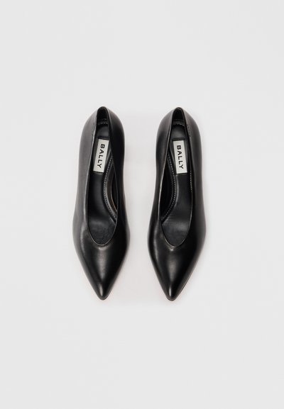 Scarpe con tacco alto in pelle nera con design a punta; presentano una texture liscia e un'etichetta con logo all'interno.