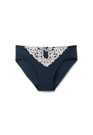 Sous-vêtement féminin bleu marine avec un détail en dentelle florale blanche sur la ceinture avant, style bikini, tissu lisse, bords sans coutures.