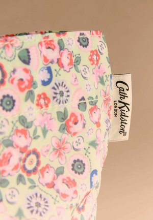 Material cu model floral cu flori mici roz, roșii și albastre pe un fundal verde deschis, având o etichetă "Cath Kidston London".