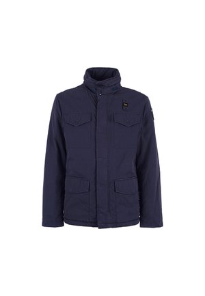 Giacca blu navy realizzata in tessuto resistente, caratterizzata da un colletto alto, due tasche frontali sul petto e due tasche laterali inferiori.