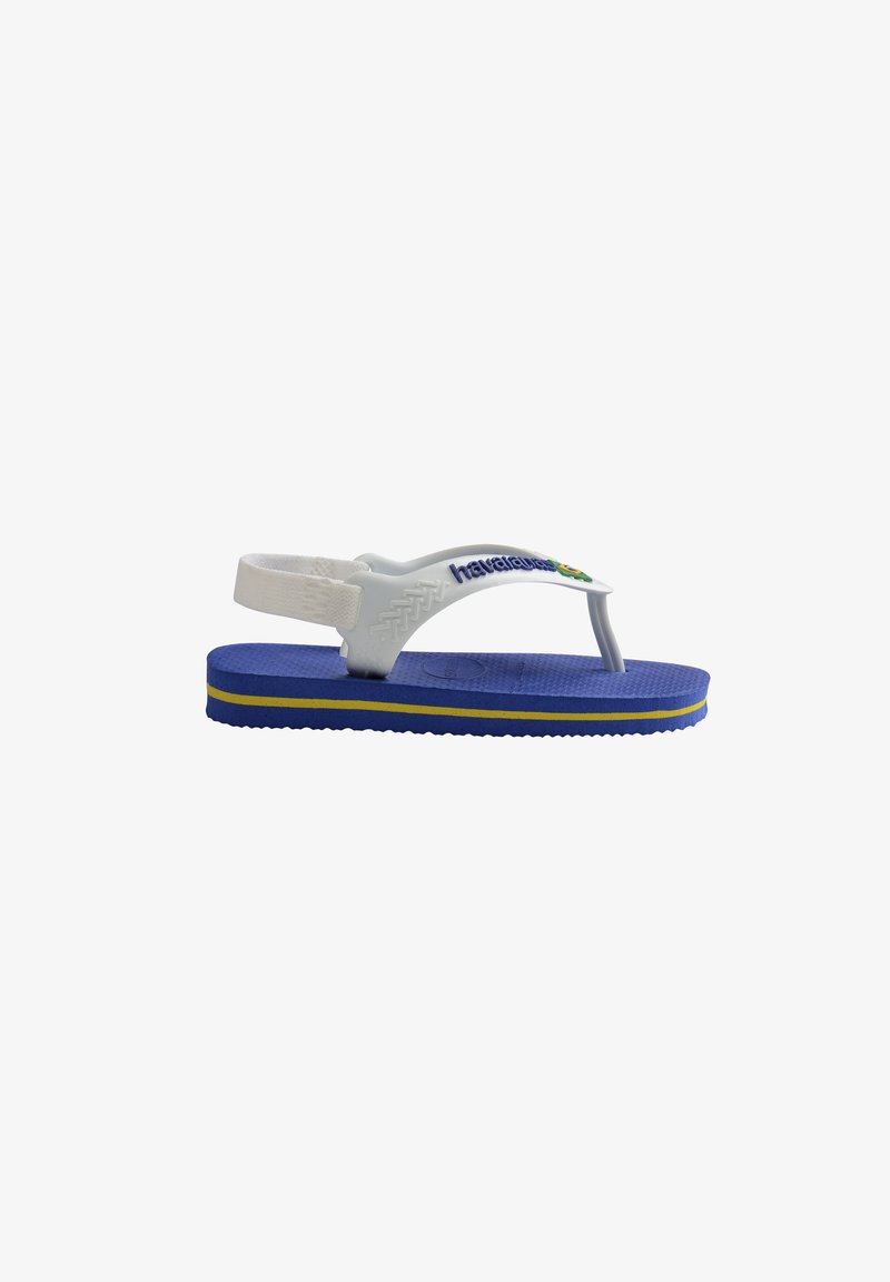 Chanclas azules y amarillas con suela de goma texturizada, tirante blanco con un logotipo y un patrón, diseñadas para un uso casual.