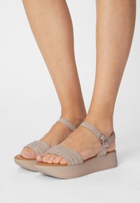 Tamaris Sandály na platformě - taupe
