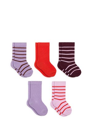Cinq paires de chaussettes pour bébé en violet, rouge, violet foncé avec des rayures claires, violet uni et rose avec des rayures rouges sur fond blanc.