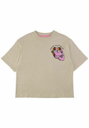 Beżowy krótki t-shirt z grafiką ust i języka na deskorolce oraz napisem „Speak Your Mind” na klatce piersiowej.