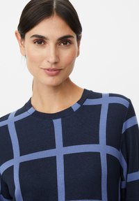 Granatowy top z okrągłym dekoltem w jasnoniebieską kratkę, cechujący się miękką fakturą i standardowym krojem, idealny do codziennego noszenia.