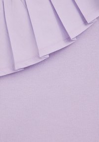 Svetlofialová látka má plisovanú hornú časť s hladkou textúrou, položenú na vrstvu s rebrovanou spodnou časťou, obidve v zladených levanduľových odtieňoch.