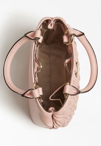 Różowa pikowana torebka z gładkiej skóry, z złotymi akcentami, podwójnymi rączkami i przestronnym wnętrzem. Charakteryzuje się miękką teksturą i zaokrąglonym kształtem.