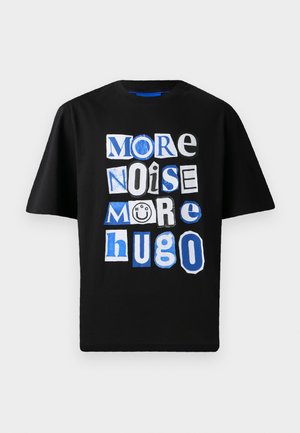 Schwarzes Baumwoll-T-Shirt mit kräftigem grafischem Text in verschiedenen Schriftarten und Schattierungen von Blau und Weiß, spielerisch über die Vorderseite angeordnet.