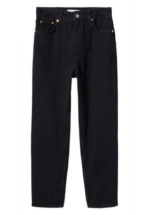 Person iført sort læderjakke, sort crop top og sort højtaljede jeans, der lukker lynlåsen på jakken.