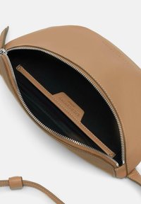 Helle Leder-Umhängetasche mit glatter Textur, Reißverschluss und schwarzem Innenraum. Verfügt über eine kleine Tasche mit einem Markenetikett.