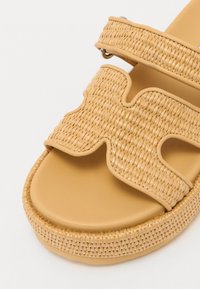 Steve Madden BIGMISSILE - Tofflor & inneskor - beige