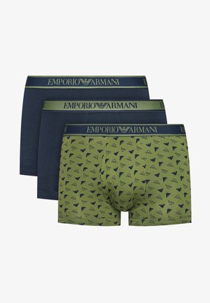 Drei Paare Boxershorts: eine dunkelmarine, eine einfarbige olivgrüne und eine olivgrüne mit einem sich wiederholenden blauen Logo-Muster. Elastischer Bund.