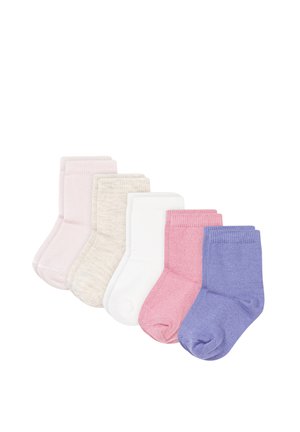 Vijf paar babysokken in pasteltinten, waaronder lichtroze, beige, wit, roze en paars, naast elkaar op een witte achtergrond gerangschikt.