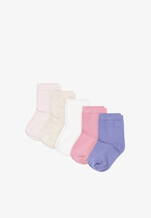 Vijf paar babysokken in pasteltinten, waaronder lichtroze, beige, wit, roze en paars, naast elkaar op een witte achtergrond gerangschikt.