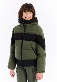 Groene en zwarte gewatteerde jas met capuchon, voorzien van een voorrits, twee zijzakken en een merklogo op de borst. Gladde textuur.