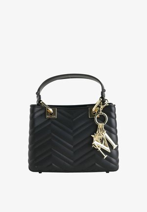 Sac à main matelassé noir avec un motif chevron, doté d'une forme structurée, d'une poignée courte et de garnitures métalliques dorées avec des porte-clés décoratifs.