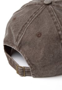 Cappellino da baseball brown regolabile che mostra il cinturino posteriore con fibbia in metallo e fori di ventilazione cuciti su sfondo bianco.