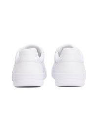 Ténis brancos com um upper liso em material sintético, solas de borracha e design minimalista. Apresenta um colarinho acolchoado e detalhes de costura.
