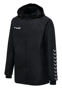 Svart väderbeständig jacka med huva, dragkedja fram och sidofickor. Har reflekterande chevronmönster på ärmarna. Slät textur.