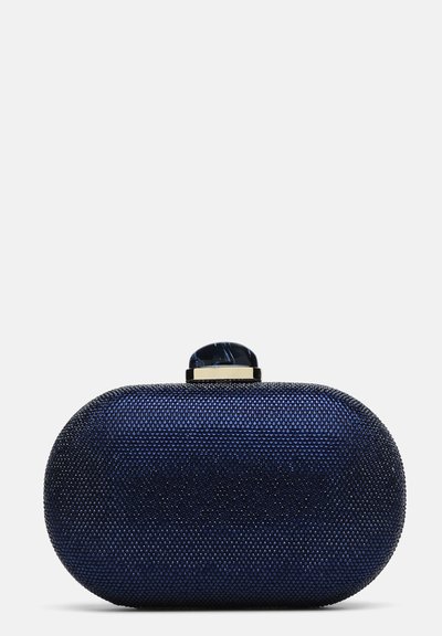 Pochette ovale bleu foncé recouverte de petites perles brillantes avec un fermoir noir et or sur un fond blanc.