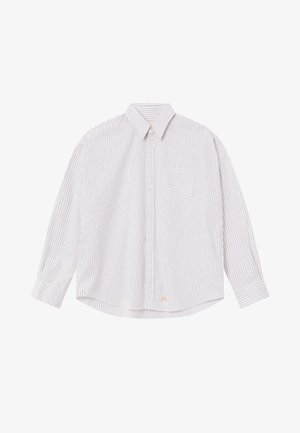 Ilga rankovė balta marškinė su plonomis pilkomis vertikaliomis juostelėmis ir vienu krūtiniu kišeniu ant vientiso fono.
