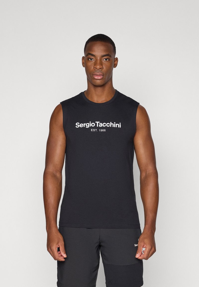 Svart ermeløs t-skjorte laget av bomull, med en hvit logo "Sergio Tacchini EST. 1966" over brystet, med rund hals.