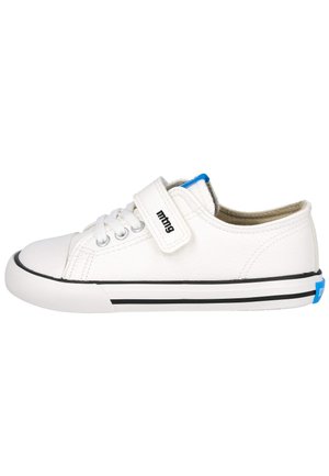 Zapatilla blanca de corte bajo con cordones, una correa de velcro etiquetada "mtng", suela con raya negra y detalle azul en la lengüeta del talón.