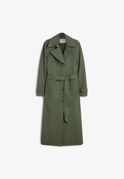 Μακρύ χακί τζάκετ με φαρδιές πέτες, κουμπιά μπροστά, ζώνη στη μέση, επιγούνια στους ώμους και δύο μπροστινές τσέπες.