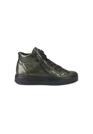 Baskets montantes en cuir verni vert foncé avec des accents noirs, présentant un design à lacets à l'avant et un détail de zip sur le côté.