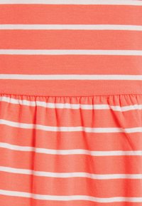 MAMALICIOUS MLOTEA - T-shirt estampada - sugar coral/snow white