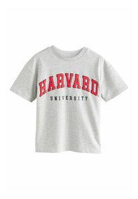 Graues Baumwoll-T-Shirt mit einem roten und schwarzen Druck "HARVARD UNIVERSITY" über der Brust. Kurze Ärmel und gerippter Rundhalsausschnitt.