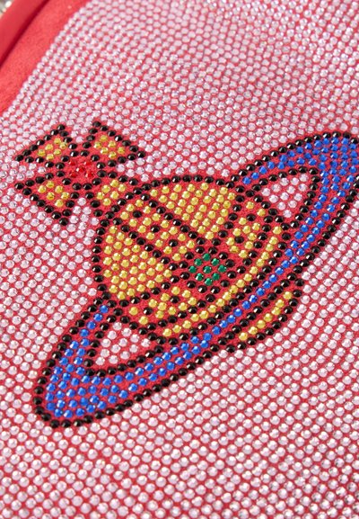 Geel en rood planeet met blauwe ring en rood kruis, omlijnd met zwarte strass-steentjes op een roze strass-steentjes achtergrond.