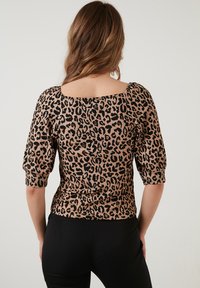 LELA Slim Fit - Camicetta - black lepoard