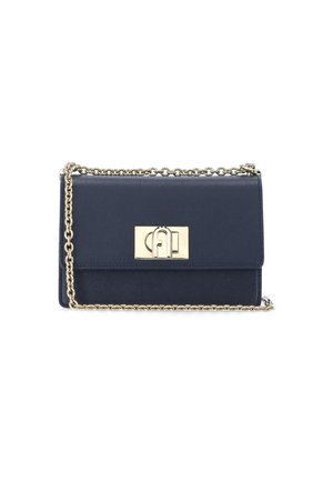 Sac à épaule en cuir bleu marine avec une bandoulière en chaîne dorée, de forme rectangulaire, et un fermoir avec un détail de logo. Surface texturée.