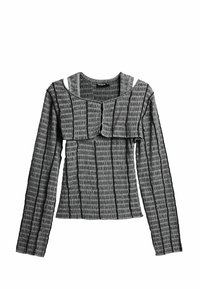 Grå langærmet top med tekstureret stof, stribet mønster og en dobbeltlaget brystdel med bølgekant og knaplukning.