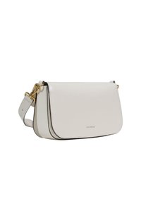 Hvid skuldertaske i læder med låse i guldton, justerbar rem, afrundet klap og lille præget brandnavn "Coccinelle" på fronten.