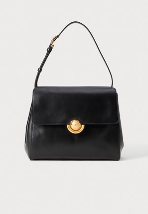 Sac à main en cuir noir avec une forme structurée, doté d'un rabat pliable et d'un fermoir circulaire en or. Poignée réglable et texture lisse.