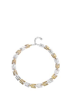 Collar con eslabones rectangulares alternados de oro y plata conectados en una cadena doble, con cierre de langosta y cadena de extensión.