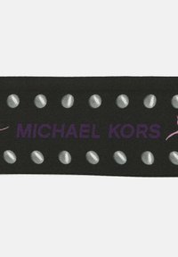Sort stofarmbånd med sølvnitter og lilla tekst, der læser "MICHAEL KORS." Har en glat tekstur med en let glans.