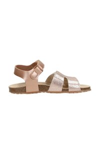 Kinder-Sandale mit offenem Zehenbereich, einem braunen verstellbaren Knöchelriemen und glitzernden, strukturierten rosegoldfarbenen Vorderriemen auf einer flachen Korksohle.